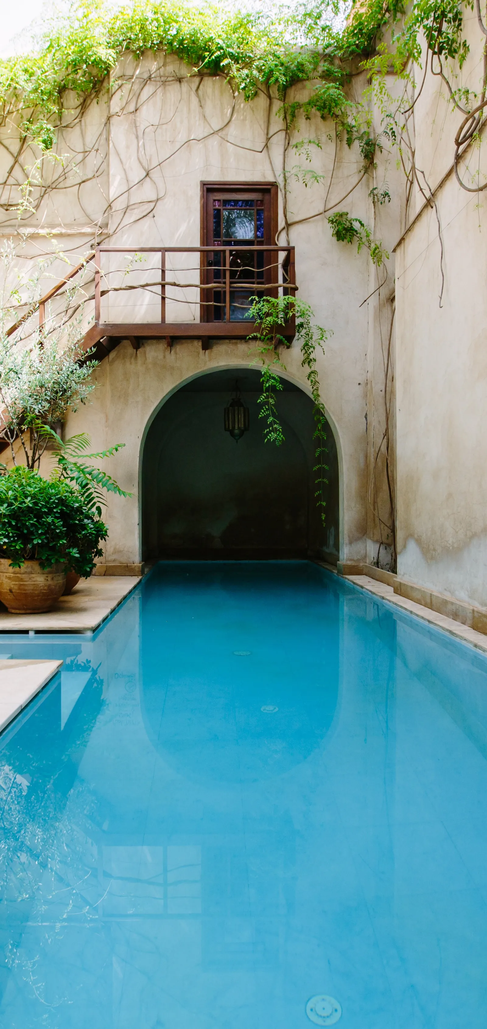La piscine de la Villa des Pins, dans sa cour fleurie