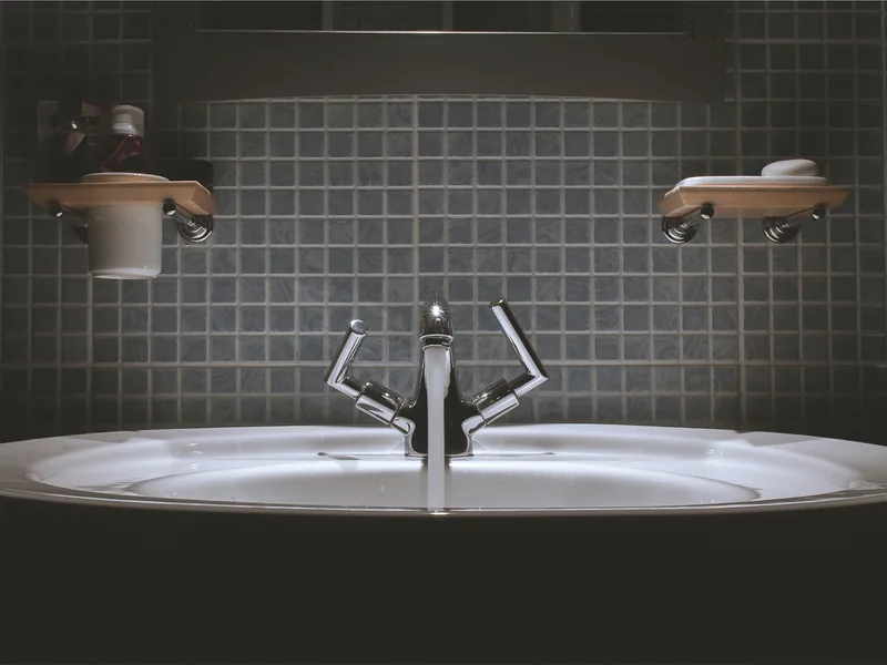 Une salle de bains de la Villa des Pins, baignoire et carrelage sombre