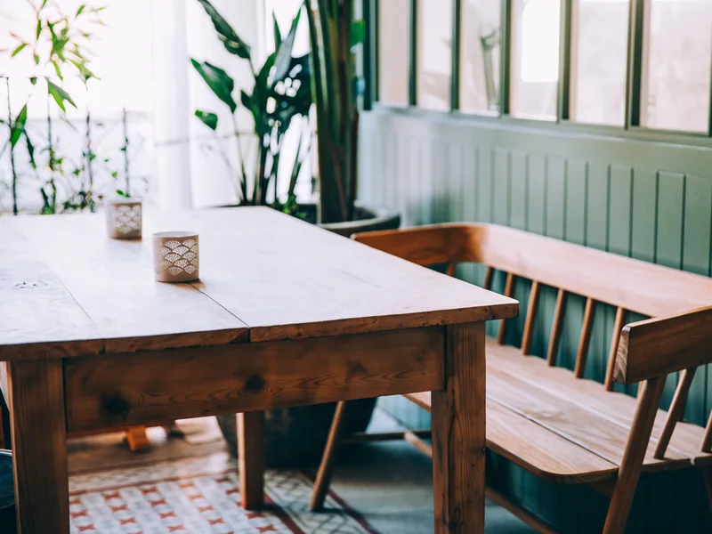 Le séjour de l'Appartement Plage et sa grande table en bois