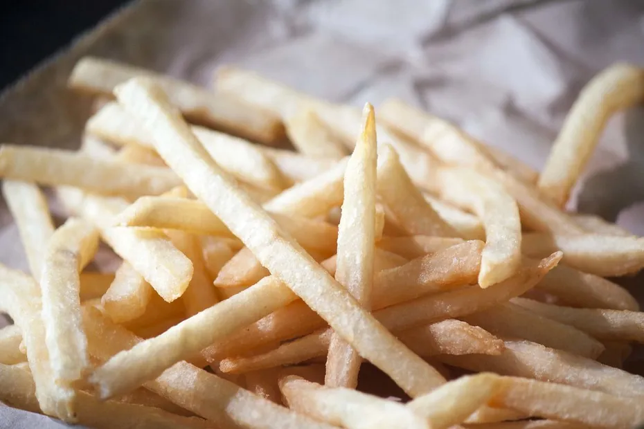 Frites dorées sur papier